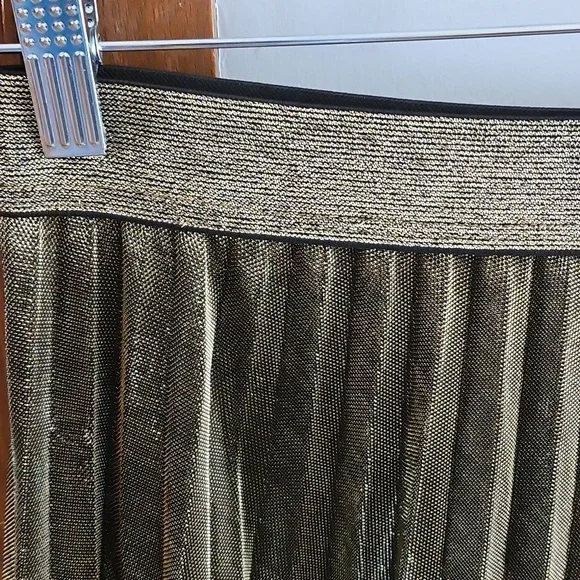 Elegant metallic olive Green Pleated Skirt - Picture 2 of 11